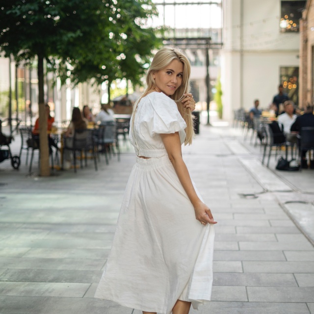 Sukienka marki Posh to kwintesencja szyku w paryskim stylu. Wybierzesz się w niej na letnie przyjęcie, wakacje czy na spacer. Rozcięcie na plecach delikatne i zmysłowo podkreśla kobiece wdzięki.